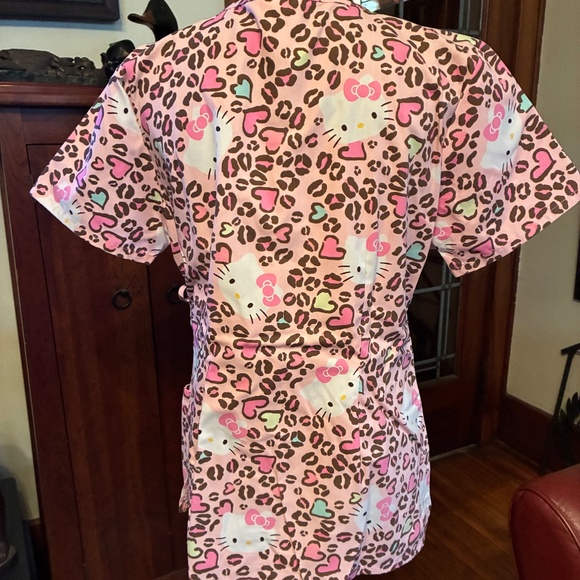 "Sanrio-Hello Kitty" scrub top, M, like new condition - Picture 7 of 9